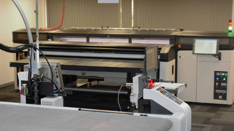 Zünd UK installs HP Latex R2000 to showcase superior print and cut workflow.